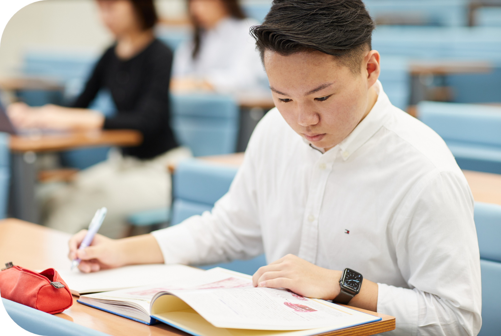 講義を受ける学生