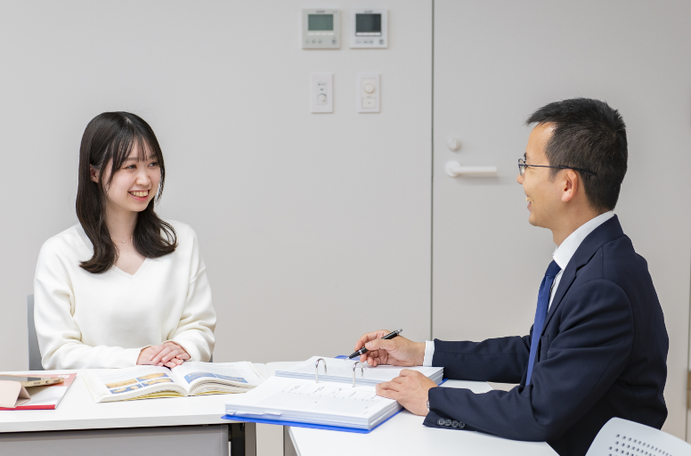 教員と学生が面談する様子