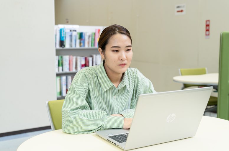 ノートパソコンで講義録画を視聴する学生