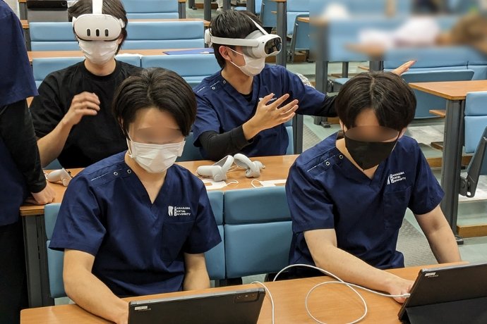 VRデバイスを用いた解剖実習の様子