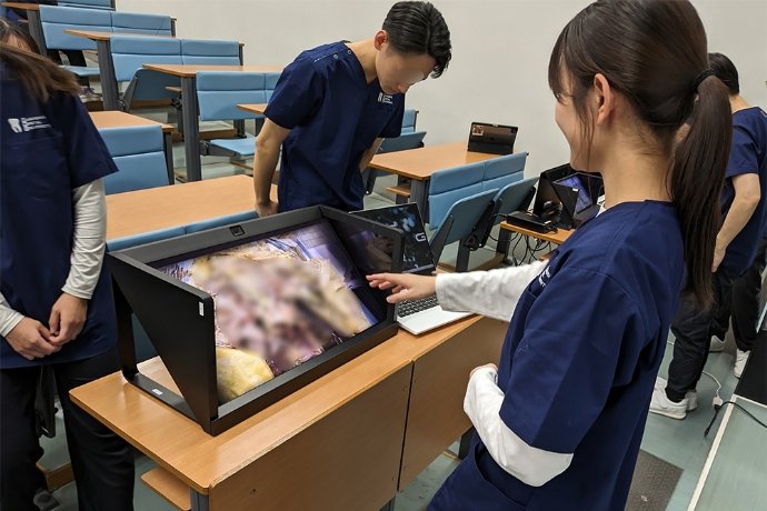 SRディスプレイで立体画像を確認する様子