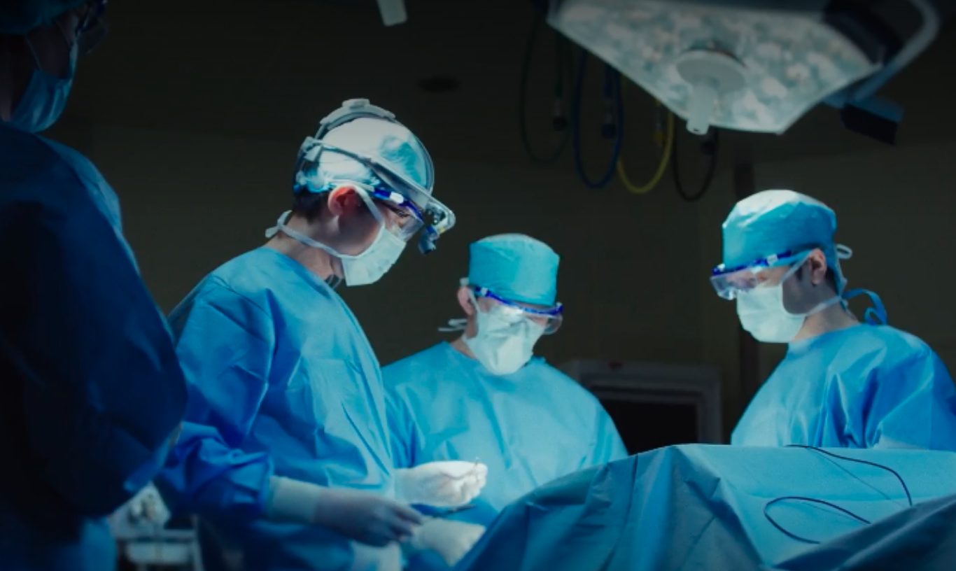 手術室で口腔外科の手術を行う様子