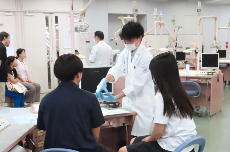 特別講義を受ける参加者