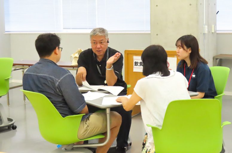 在学生や教員と話す参加者