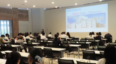大学案内の説明を受ける参加者