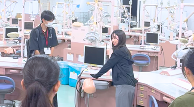 講義室・実習室を見学する参加者