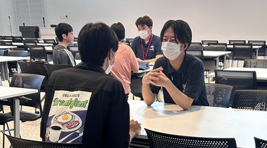 在学生と話す参加者