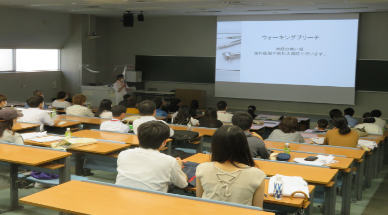 特別講義を受ける参加者