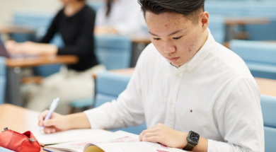 入試説明を聞く参加者