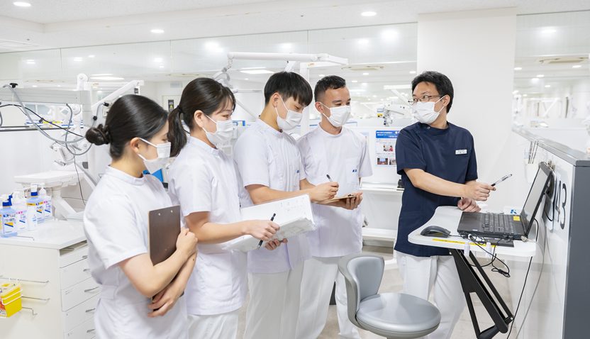 留学生と日本人学生がともに実習を行う様子